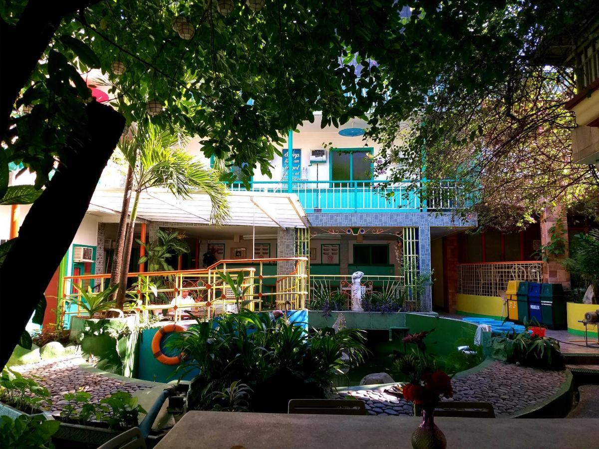 Park Vil-la Apartelle Quezon City Esterno foto