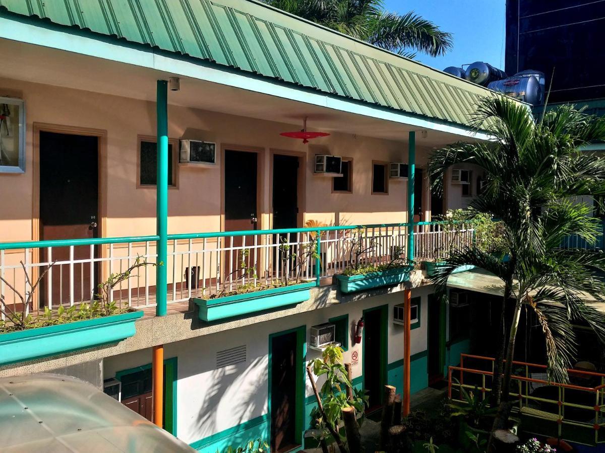 Park Vil-la Apartelle Quezon City Esterno foto